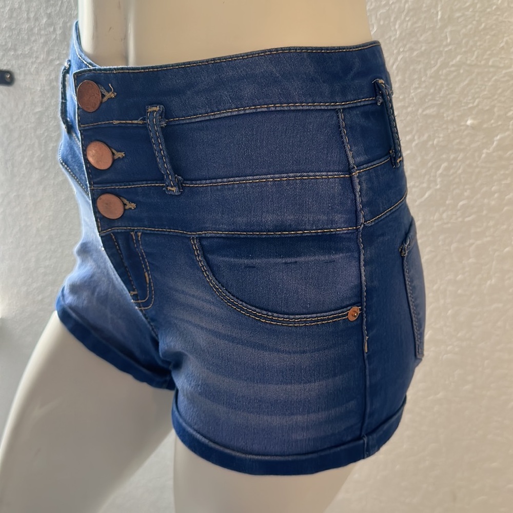 No Boundaries mid rise Shorts